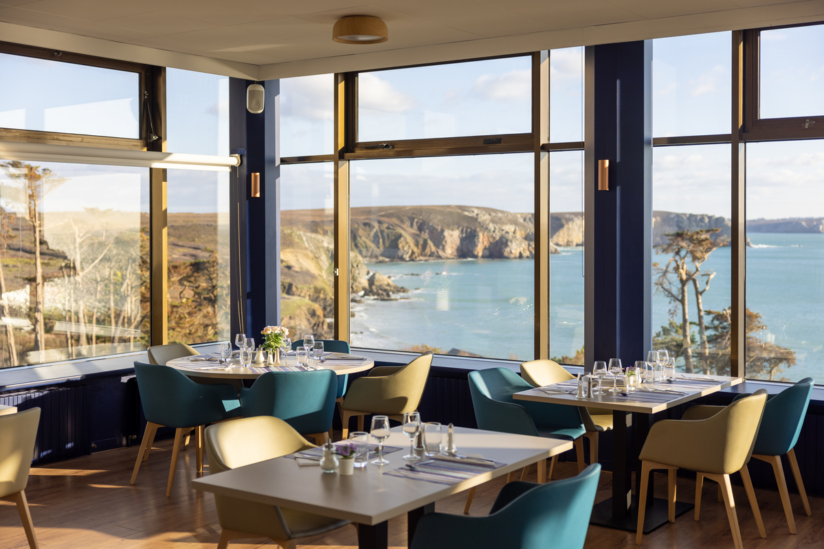Piscine chauff&eacute;e vue mer au village vacances de Camaret