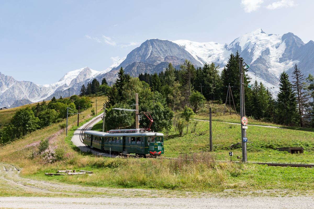 Tramway du Mont-Blanc en mont&eacute;e vers le Col de Voza
