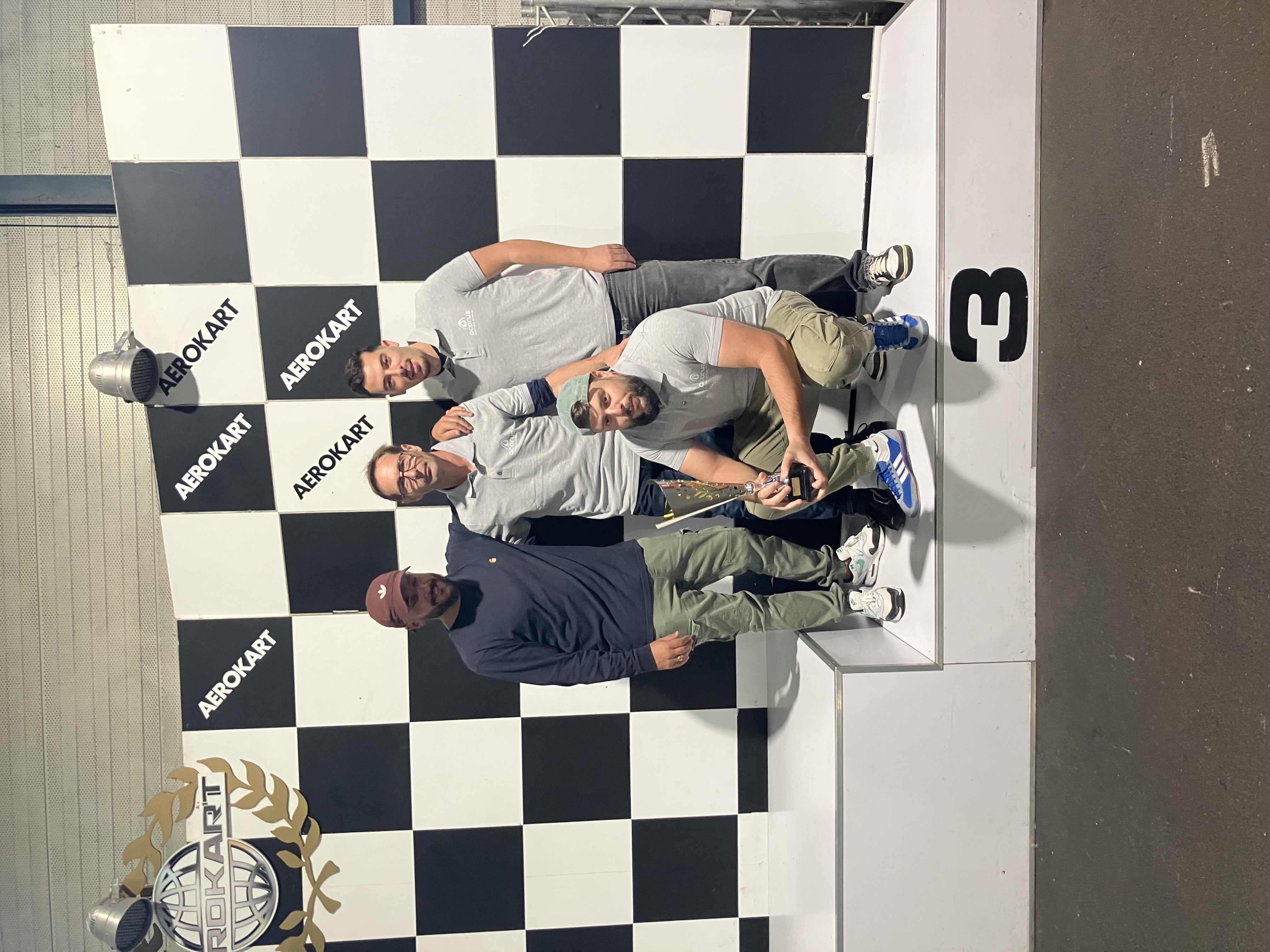 L'&eacute;quipe ACORUS F1 (ACORUS) sur la troisi&egrave;me marche du podium avec la coupe