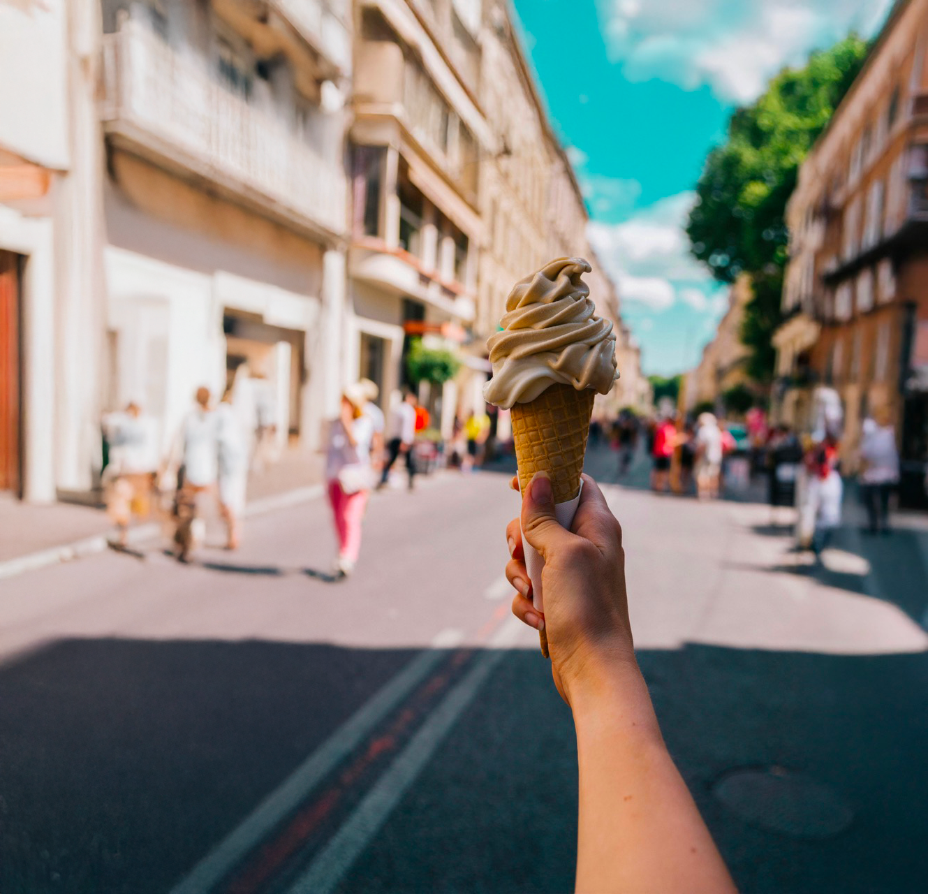 Vue sur une ville europ&eacute;enne au coucher du soleil